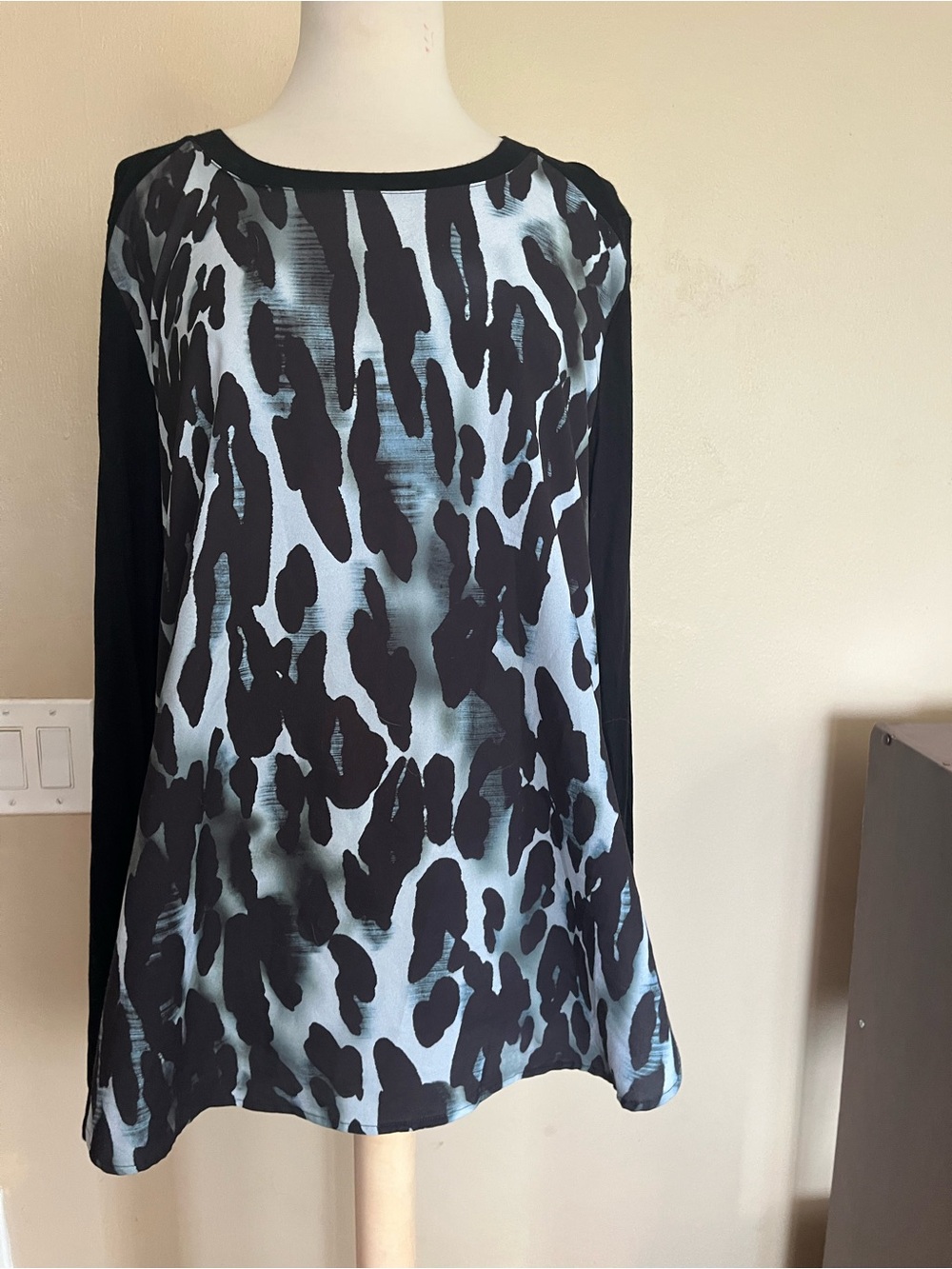 Women’s Black and Light Blue Print Long-Sleeve Top